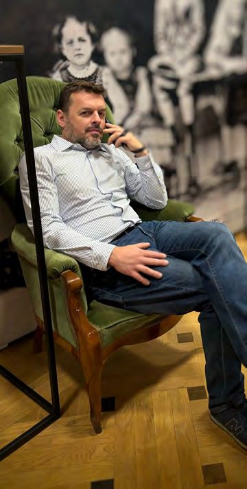 Marcin Mielniczuk w fotelu