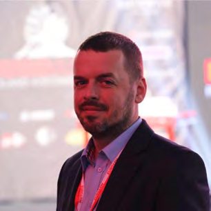 Marcin Mielniczuk w garniturze